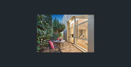 Modern double-story townhouse with double garage - Photo 4