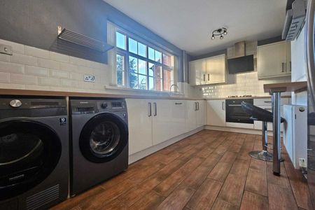 Acacia Avenue - Photo 2