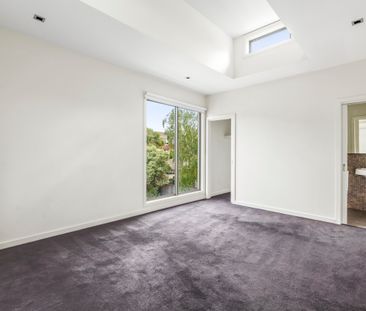 Two Bedroom Home in Quiet Laneway - Photo 4