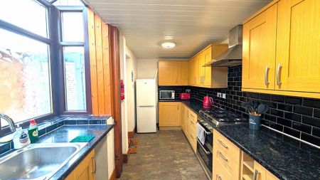 1 bedroom in a house share to rent - Photo 3