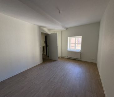 Location Appartement 2 pièces 66m² CHARLIEU 42190 - Photo 2