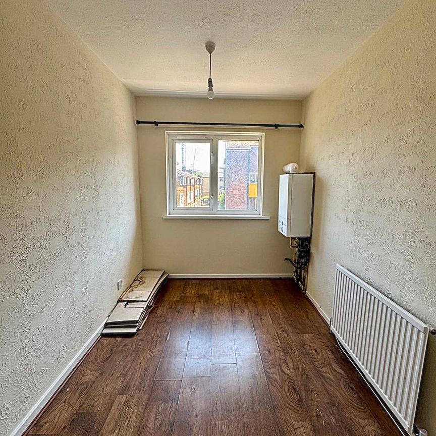 £1,300 PCM, Four Bedroom House with Enclosed Garden in Loudoun Square, Butetown, Cardiff, CF10 5JD - Photo 1