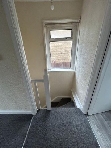 2 bedroom end of terrace house to rent - Photo 3