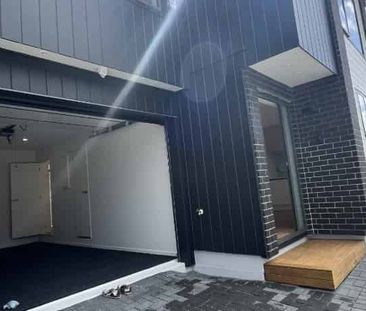 Stunning Four Bedroon Townhouse - Photo 4