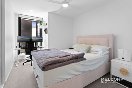 LUXURY LIVING IN A PRIME LOCATION - UNFURNISHED - Photo 3