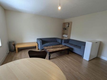 3 bedroom flat to rent - Photo 3