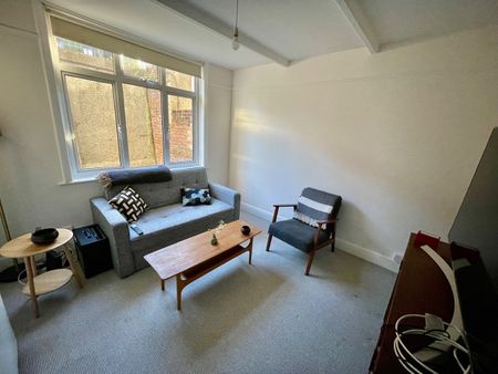 2 Bed Flat, Bonchurch Road, BN2 - Photo 3