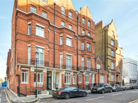 A wonderful newly refurbished two bedroom apartment arranged over the ground and lower ground floor of a handsome period building. - Photo 2