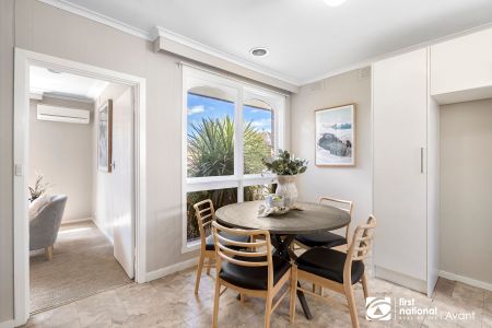 Beautiful Family Home in Glen Waverley! - Photo 3