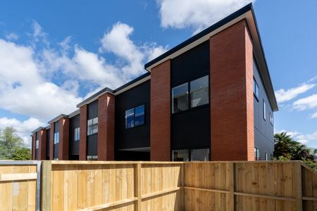 Modern 1-Bedroom Studio Room for Rent in Hamilton East – $270/Week Located in the desirable Hamilton East area (postcode 3216), this well-maintained 1-bedroom, 1-bathroom studio room (one of four in the unit) offers comfortable and convenient living. - Photo 3