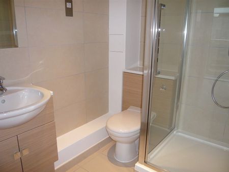 Superb 2 double bed executive apartment on the top floor of the sought after Park Way development with 2 balconies. - Photo 4