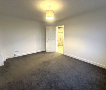 A spacious four bedroom family detached house with enclosed garden ... - Photo 5