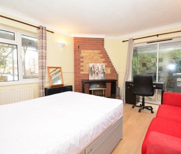 6 bedroom detached house to rent - Photo 5