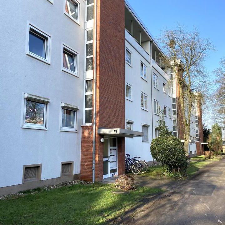 **Frisch renoviert: +neuer Laminat +weiße Wände +neues Tageslichtbad +2 Balkone** - Photo 1