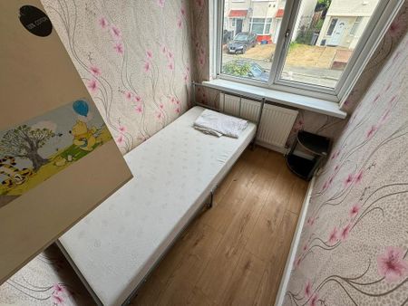 4 bedroom terraced house to rent - Photo 2