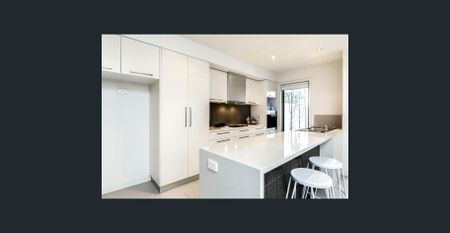 MODERN TOWNHOUSE IN PRIME LOCATION. - Photo 5