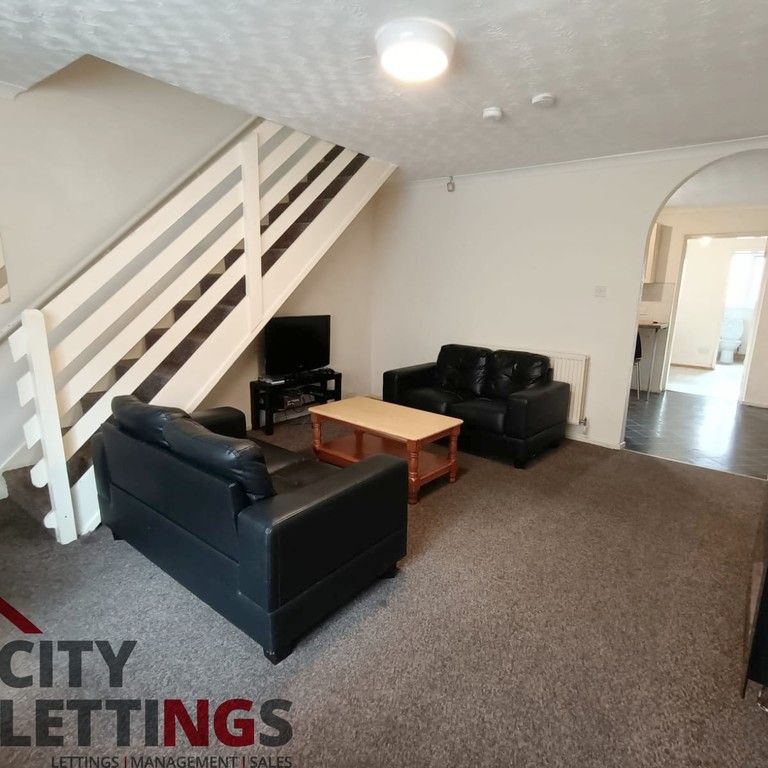 2 Bedroom Mid Terraced House - Photo 1