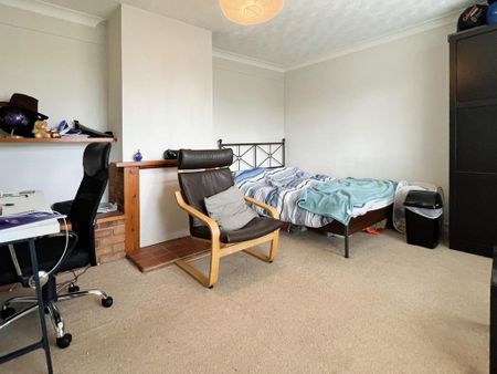 4 bedroom semi-detached house to rent - Photo 4