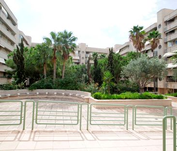 Apartamento amueblado, 3 dormitorios, balcón, zona Palacio de Congr... - Photo 6