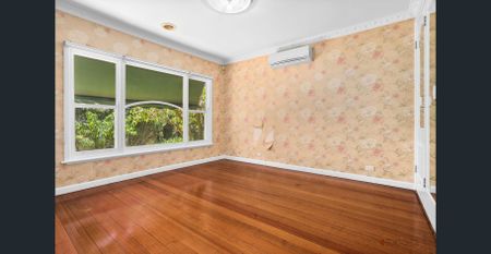 LARGE FAMILY HOME CENTRAL TO EVERYTHING ! - Photo 3