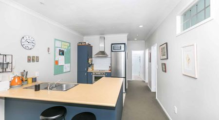 Dreamy CBD Living - Carpark Available - Photo 3