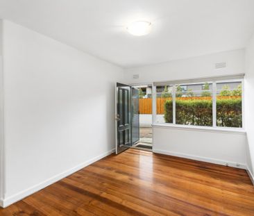 Register Now: Renovated 2-Bedroom Apartment in Prime Location – Ideal for Active Lifestyles - Photo 1