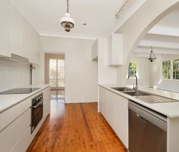 Family home with multiple living areas - Photo 4