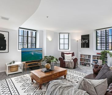Split level warehouse style apartment with secure parking - Photo 1