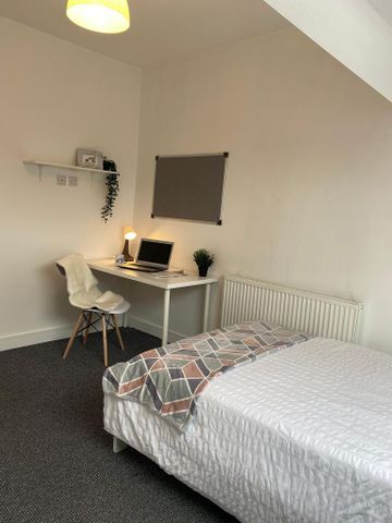 1 bedroom in a house share to rent - Photo 2