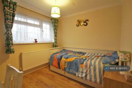 3 bedroom end of terrace house to rent - Photo 3