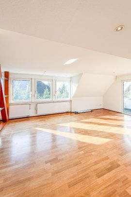 Wohnen auf zwei Ebenen mit besonderer Privatsphäre – Großzügige Maisonettewohnung mit Charme und Individualität! - Photo 1