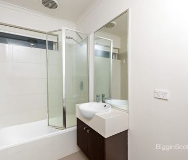 COMFORT & CONVENIENCE IN TRENDY RICHMOND LOCALE - Photo 4