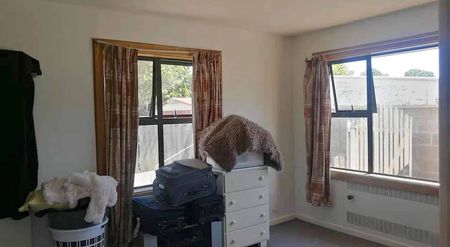 A home close to the mall, with new carpet - Photo 2