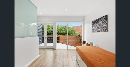 A Rare Find - Secluded Private & Secure Townhouse In The Heart Of St Kilda - Photo 3