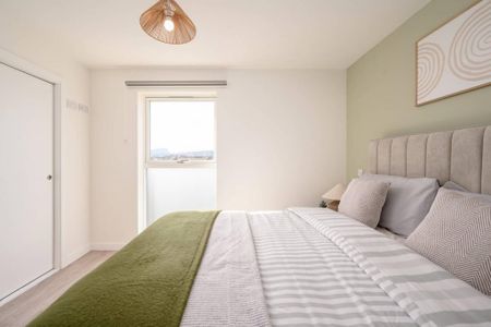 3 bedroom flat to rent - Photo 2