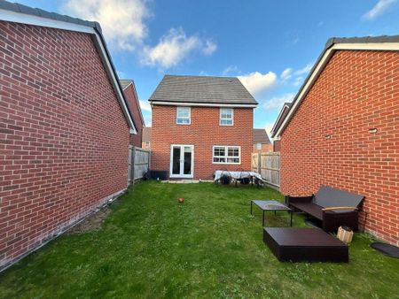 4 bedroom detached house to rent - Photo 3