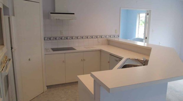 Spacious Home In Quiet Neighbourhood - Photo 1