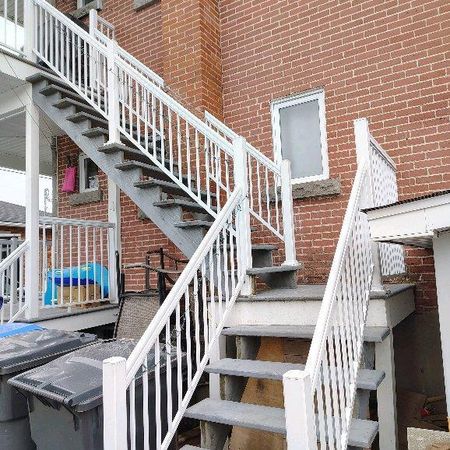 À St Jérôme haut de duplex 5 1/2..3 chambres près de la gare et centre ville et de tout les commodités - Photo 4