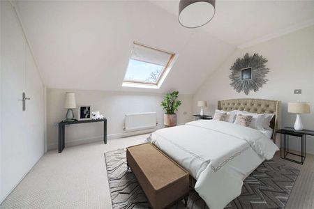 A well presented three storey, four bedroom/four bathroom townhouse in a popular development about 1.5 miles from Windsor town centre. - Photo 4