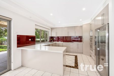 STUNNING FAMILY HOME IN IDEAL PARKSIDE LOCALE - Photo 4