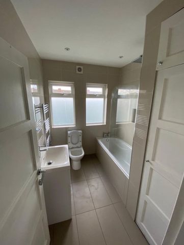 Room in a Shared House, Spacious Double Room In Streatham, SW16 - Photo 3
