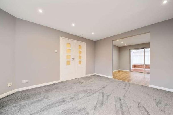 Springfield Park, Johnstone, PA5 - Photo 1