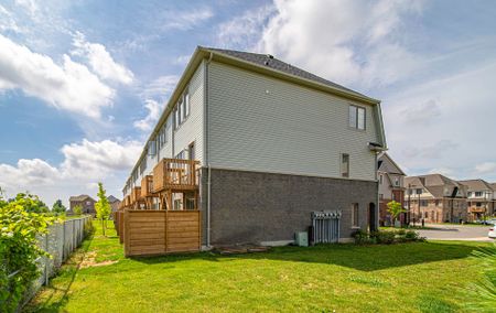 For Lease - 193 Danzatore Path, Oshawa, Ontario - Photo 4