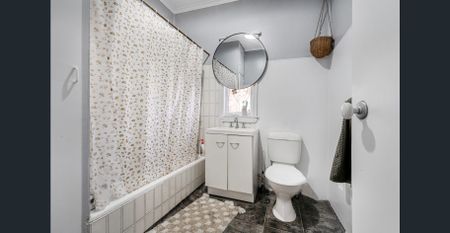 CLOSE TO THE WATER FRONT AT CLONTARF - ELECTRICITY, WATER & WIFI INCLUDED - Photo 5