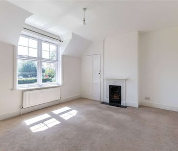 Traditional two-bedroom terraced cottage with great transport links - Photo 1