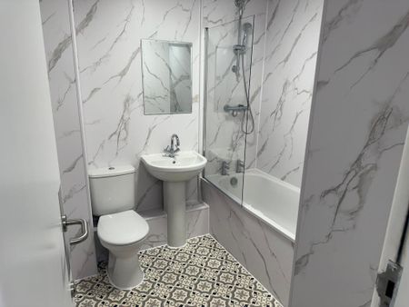 3 bedroom flat to rent - Photo 4