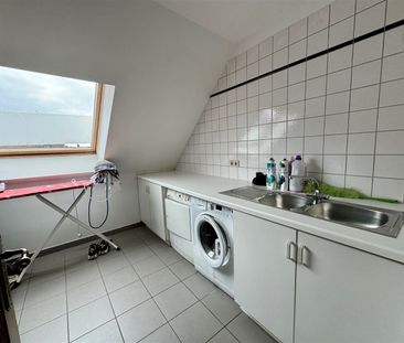 Zeer ruim duplex-appartement met 2 slaapkamers en 2 autostaanplaats... - Photo 3