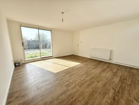 Terraced House to rent on - Photo 5