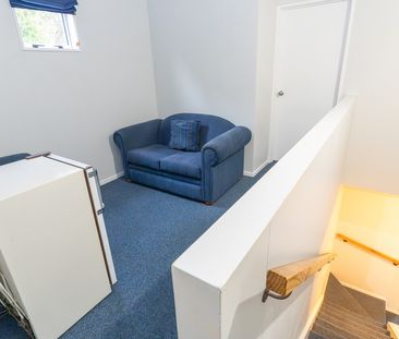 Prime Location! Spacious 4-Bed Flat with Parking - Photo 2