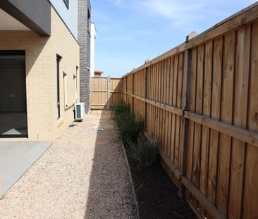Executive Living Opposite Parkland - Photo 6